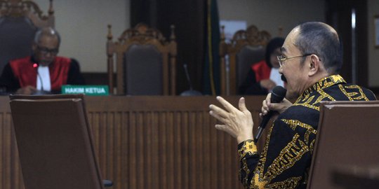 Ekspresi Fredrich Yunadi saat jalani sidang pemeriksaan terdakwa