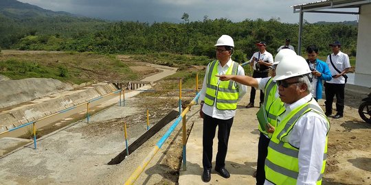 Presiden Jokowi dan Menteri PUPR tinjau Bendungan Kuningan dan