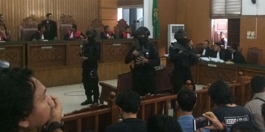 Suara dentuman drum sempat bikin sidang Aman Abdurahman terhenti