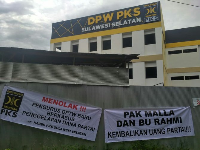 spanduk protes di kantor dpw pks sulsel