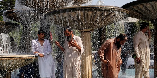 Gelombang panas paksa warga Pakistan mandi di air mancur