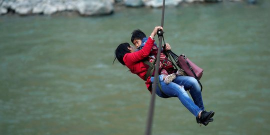 Ekstremnya cara warga pelosok China seberangi sungai