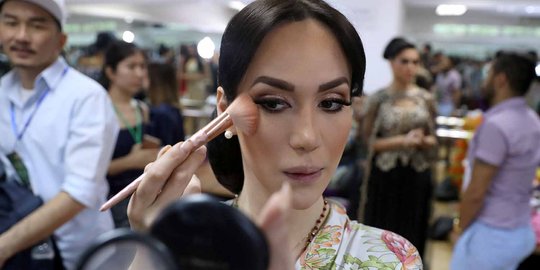 Toko kosmetik ini buka kelas makeup untuk komunitas transgender