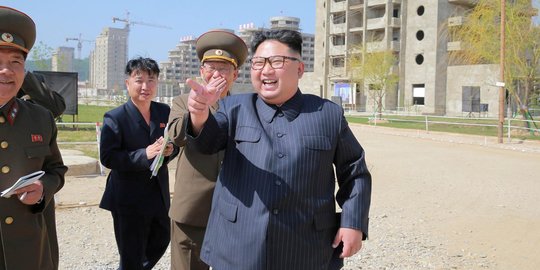 Tawa lepas Kim Jong-un melihat pembangunan tempat wisata pantai di Wonsan