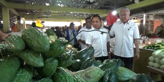 Blusukan ke pasar Kupang, Mendag Enggar akui harga daging ayam masih tinggi