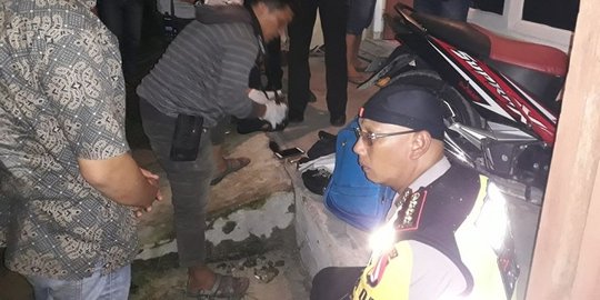 Pulang kerja, Jhon temukan ayahnya tewas bersimbah darah di rumah