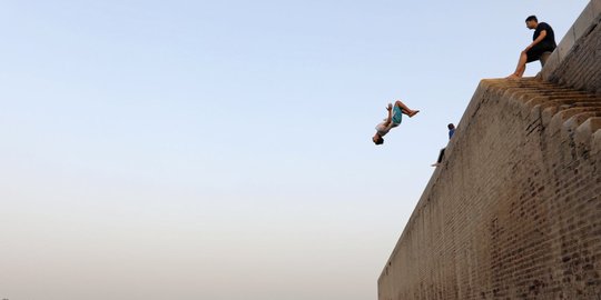 Kepanasan di bulan puasa, anak-anak di Mesir ini terjun dari ketinggian