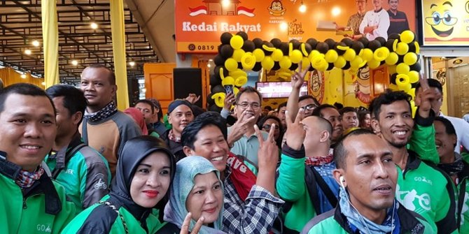 Keasyikan penuhi permintaan foto bareng, Sihar batal beli kopi menantu Jokowi