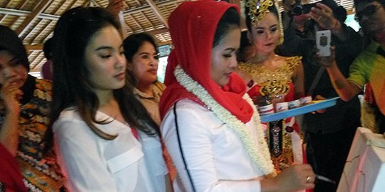 Puti Guntur unjuk kebolehan melukis bersama putrinya di Trowulan