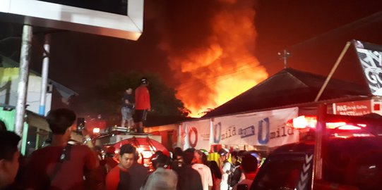 10 Ruko di Pasar Segiri Samarinda ludes terbakar