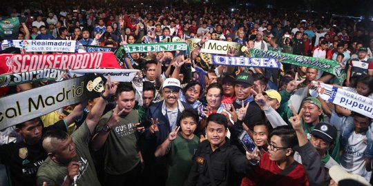 Aksi Gus Ipul nobar dengan ribuan suporter Liverpool dan Real Madrid