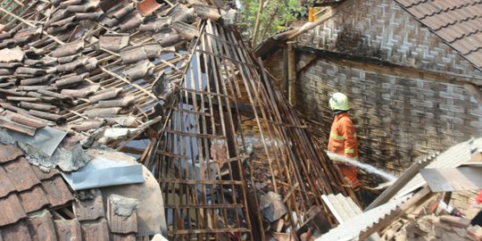 Ledakan diduga petasan di Malang, 1 orang tewas dan puluhan rumah rusak