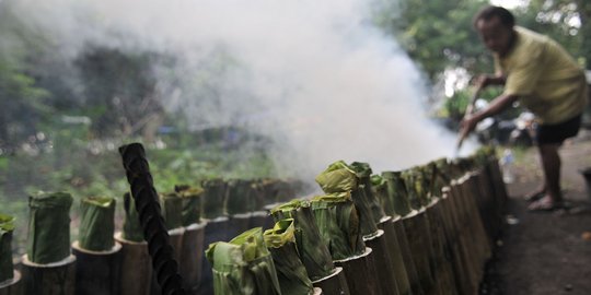 Melihat proses pembuatan lemang bambu selama Ramadan