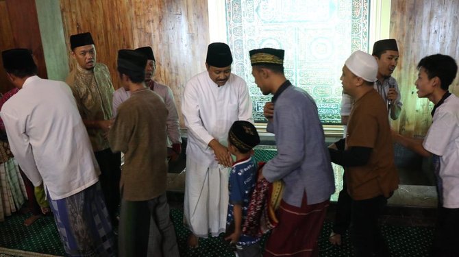 gus ipul didaulat mengisi kultum di mushola baru yang ada di dalam lokasi wisata kampung coklat plosorejo kademangan kabupaten blitar