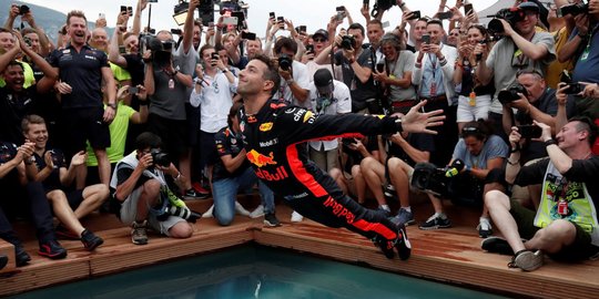 Menang balapan F1 di Monaco, Daniel Ricciardo nyebur ke kolam