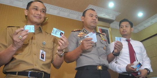 E-KTP yang tercecer di Jalan Raya Salabenda diamankan Polres Bogor