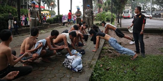 Perang petasan di Sungai Musi, belasan pemuda dihukum push up