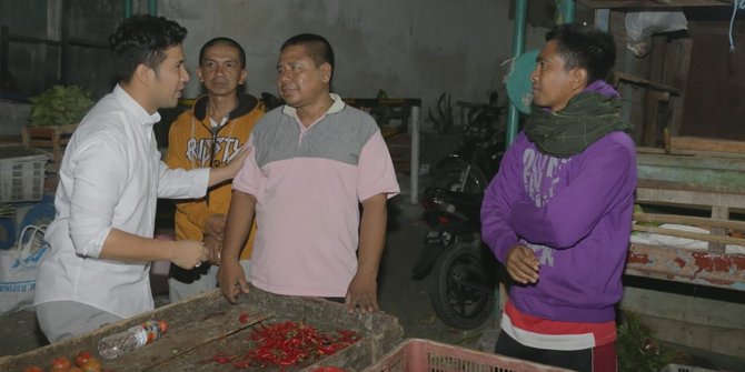 
Blusukan ke Pasar Pandaan, Emil Dardak cek harga sembako jelang lebaran
