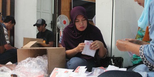 KPU Malang pekerjakan 50 orang lipat surat suara Pilkada dan Pilgub 2018