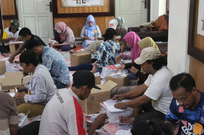 KPU Malang pekerjakan 50 orang lipat surat suara Pilkada dan ...