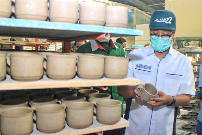gus ipul mengunjungi pabrik keramik pt kaibon indah