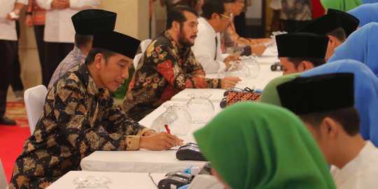 Jokowi dan ratusan pejabat bayar zakat di Istana Negara