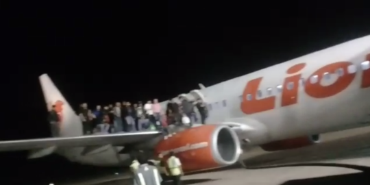 Penjelasan Lion Air soal penumpang bercanda bom dan buka jendela darurat pesawat