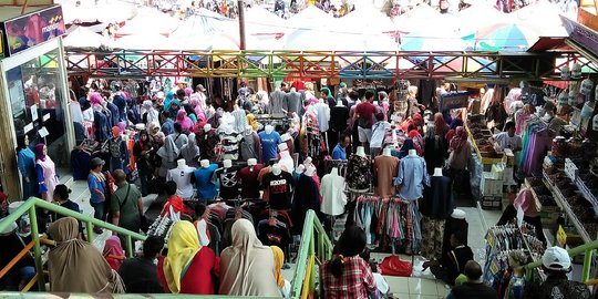 Pekan kedua Ramadan, Pasar Tanah Abang ramai pembeli