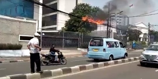 Kabel listrik di Jl Petamburan terbakar, pengguna jalan sempat panik