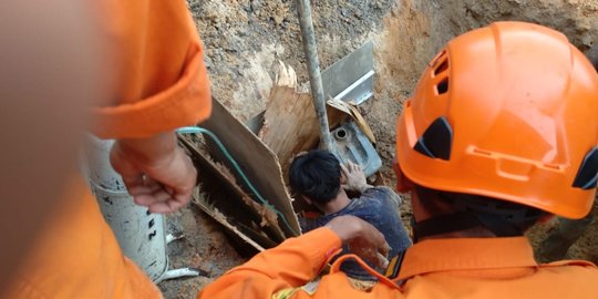 2,5 Jam tertimbun sedalam 2 meter, pekerja bangunan ditemukan selamat