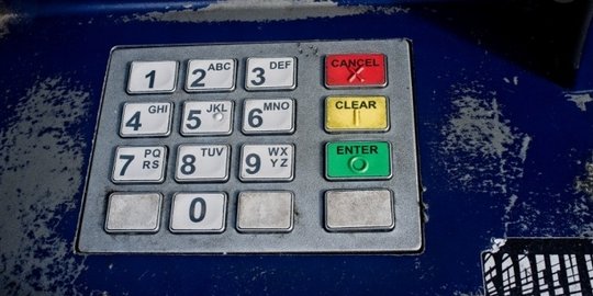 Tembok dijebol, CCTV dilakban, pencuri di Pondok Aren bobol dua mesin ATM