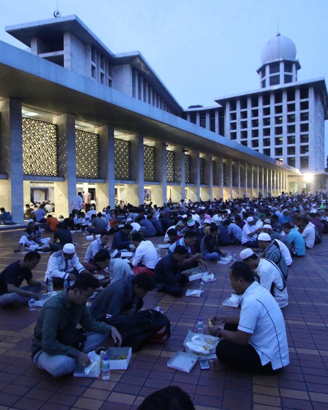 buka puasa bersama di masjid istiqlal