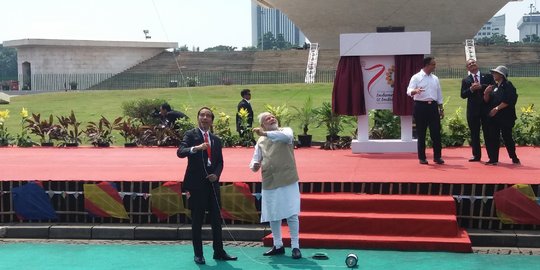 Saat Presiden Jokowi ajak PM India main layang-layang di Monas