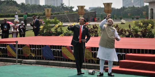 Keakraban Jokowi dan PM India main layang-layang di Monas