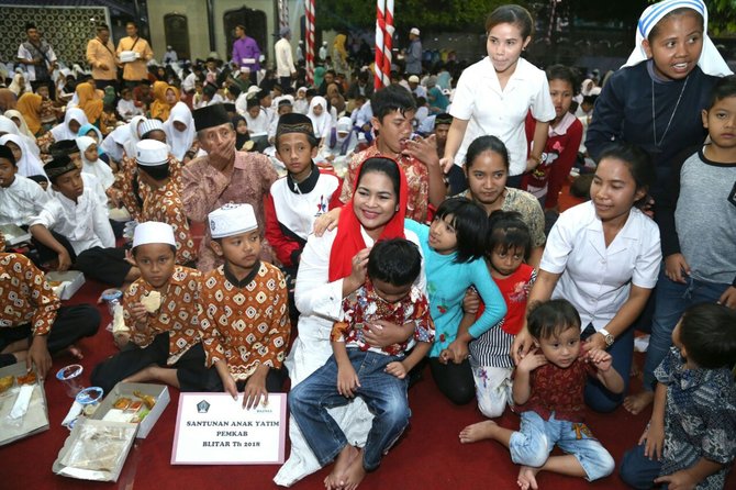 puti guntur soekarno gelar buka puasa bersama seribu anak yatim piatu se blitar raya