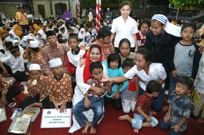 puti guntur soekarno gelar buka puasa bersama seribu anak yatim piatu se blitar raya