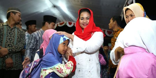 Makan sahur di jalanan Kota Malang, Puti Guntur disanjung cantik oleh warga