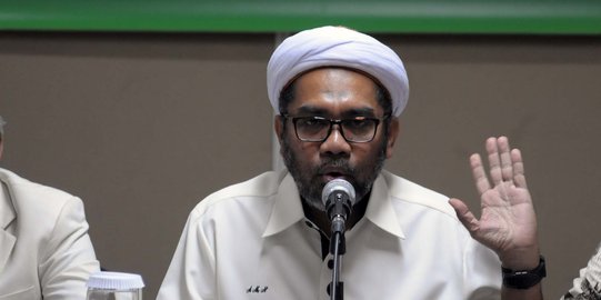 Belum sebulan masuk Istana, Ngabalin langsung sentil Fadli Zon dan Amien Rais