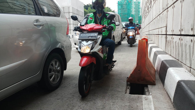 lubang di underpass mampang