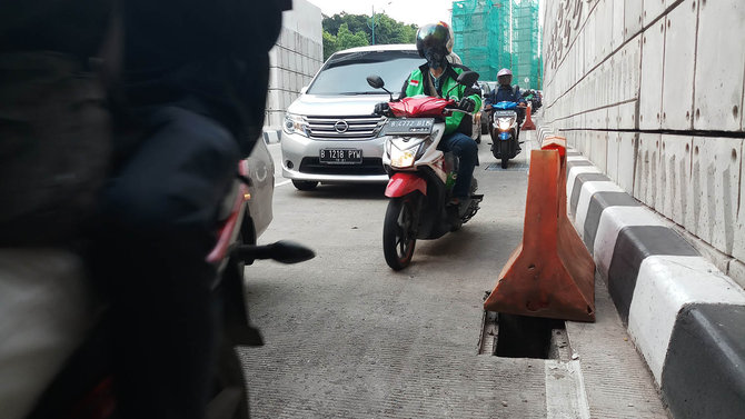 lubang di underpass mampang