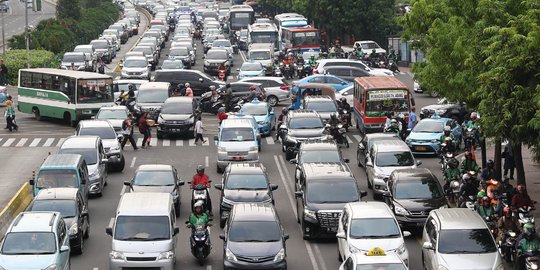 Jelang buka puasa, kendaraan pribadi terobos jalur Transjakarta