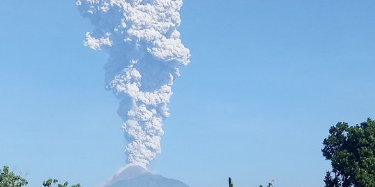 Meletus 2 menit, abu Gunung Merapi capai 6000 meter