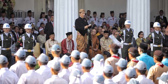 Gaya Jokowi berpakaian adat Jawa saat pimpin upacara Hari Lahir Pancasila