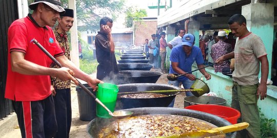 Pererat silaturahmi dengan memasak Kuah Beulangong