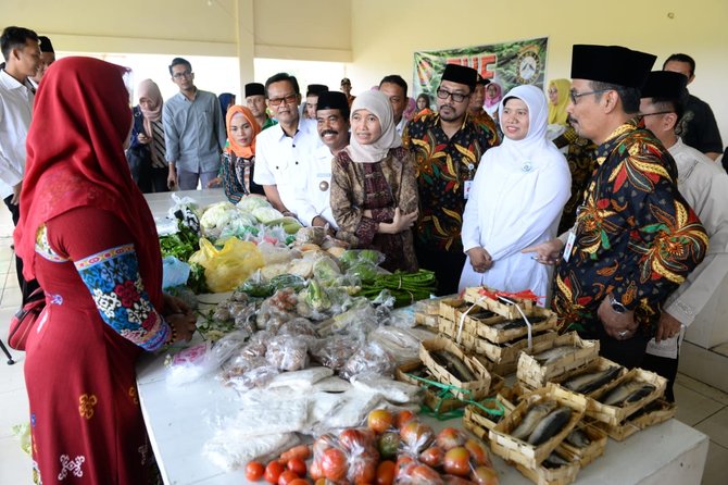 plt direktur jenderal pembangunan kawasan perdesaan harlina sulistyorini sambangi pasar murah di desa waru demak