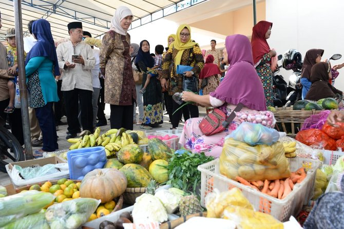 plt direktur jenderal pembangunan kawasan perdesaan harlina sulistyorini sambangi pasar murah di desa waru demak