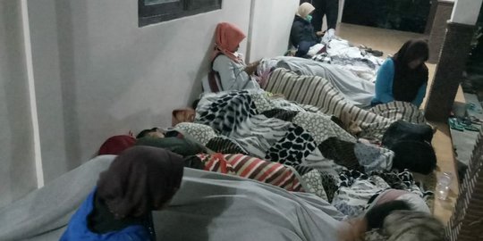 Merapi meletus Jumat malam, 13 pengungsi lansia dan balita bertahan di pengungsian