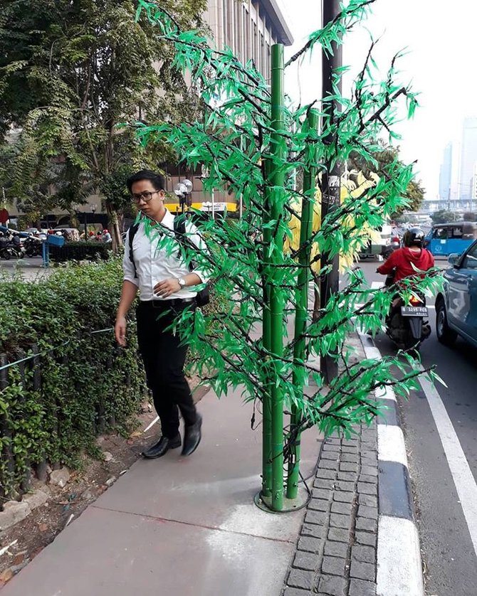 pohon imitasi di jalan thamrin