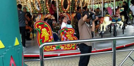 Ngabuburit, Presiden Jokowi ajak cucu main di Dufan