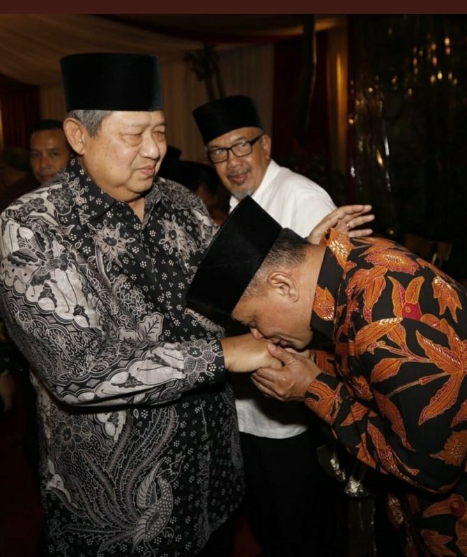 gatot nurmantyo cium tangan sby